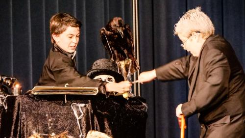 Scena our dal töch da teater «L’invid», scrit ed arrandscho dad Elvira Pünchera e giuvo in maniera grandiusa da las scolaras ed ils scolars dal s-chellin d’immez da S-chanf. fotografia: Jon Duschletta