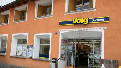 Il Volg a S-chanf scriva daspö divers ans ün deficit da var 40 000 francs l’an (fotografia: mad).