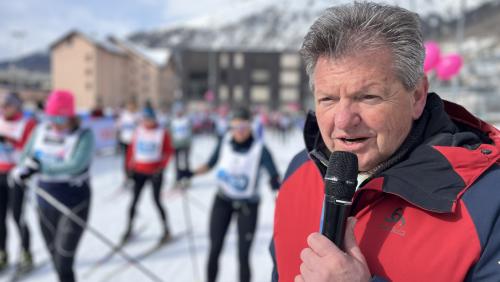 Reto Franziscus hat die Situation unter Kontrolle und hat immer ein waches Auge auf der Suche nach einer ­Spontandurchsage oder einer Interviewpartnerin.		Foto: Andrea Gutgsell