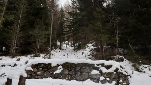 Las restaunzas da la schanza d’Arpiglia a Zuoz cul muot da saglir in mür sech (fotografia: Martin Camichel).