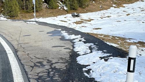 Die Kantonspolizei Graubünden untersucht den Unfallhergang. Bild: Kantonspolizei Graubünden