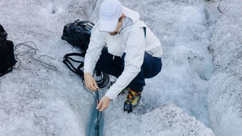 Ludwig Berger nimmt die Klänge aus dem Innern des Gletschers auf. Foto: Johannes Berger