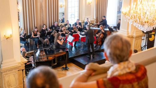La «filarmonia Engiadina» ha sunà suot la bachetta da Curdin Lansel tocs our da la «Zauberflöte» da Mozart ed our dal «Nussknacker» da Tschaikowski (fotografia: Mayk Wendt)