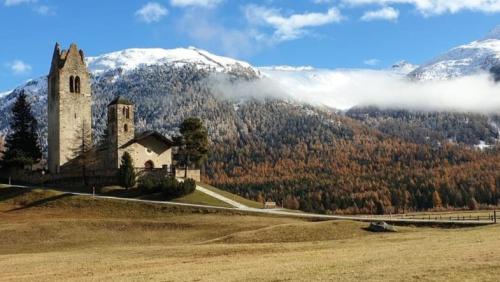 La baselgia San Gian a Schlarigna cun frescos dal 15evel tschientiner chi sun periclitos (fotografia: RTR).