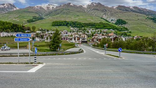 Die gefährliche und unfallträchtige Strassenkreuzung der Engadinerstrasse auf der Höhe von Zuoz Resgia wird dieses und nächstes Jahr mit einem neuen Kreisel entschärft. Foto: Tiefbauamt Graubünden TBA
