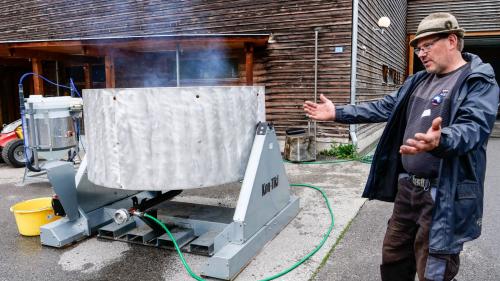 Johannes Rupp aus Grüsch präsentierte in Cazis die Herstellung von Pflanzenkohle. Foto: Jon Duschletta