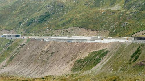 Die wintersichere Verbindung von Livigno in Richtung Schweiz bleibt weiter eingeschränkt. An der Strasse zum Passo Forcola in Richtung Berninapass werden neue Strassengalerien gebaut. Foto: Jon Duschletta