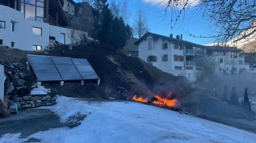 L’eroplan pitschen es crudo giò als 17 marz immez territori abito a La Punt Chamues-ch i’l quartier Alvra (fotografia: mad)
