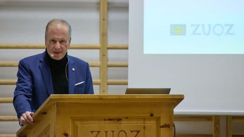 «Cumadains nus il vegl u s-chaffins spazi per oter?» Uscheja ho il president cumünel Romeo Cusini descrit la  dumanda davart quella la populaziun ho decis in radunanza cumünela (fotografia: Michael Steiner).