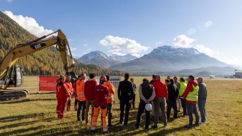 Kurze Ansprache von Rega-CEO Ernst Kohler am gestrigen Spatenstich in Samedan. Foto: Rega