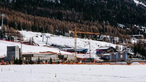 Bei der Talstation des Skigebiets Mottolino entsteht eines von drei neuen Parkhäusern zur langfristigen Beruhigung des Verkehrs in Livigno. Insgesamt sollen so rund 1300 Parkplätze geschaffen werden. Foto: Jon Duschletta