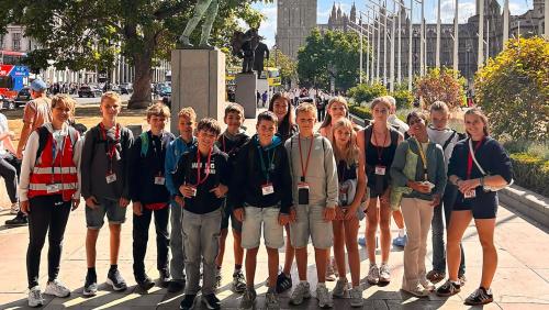 Schülerinnen und Schüler während eines Ausflugs nach London – im Hintergrund der Big Ben. Foto: Siegfried Lorenz