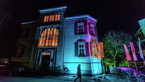 La lavur da la Lia Rumantscha chi vain fatta in «Chasa Rumantscha» a Cuoira es gnüda analisada da manü in ün stüdi da la Scoul’ota specialisada dal Grischun. Curdin Derungs es ün dals auturs dal stüdi (fotografia: Mattias Nutt).
