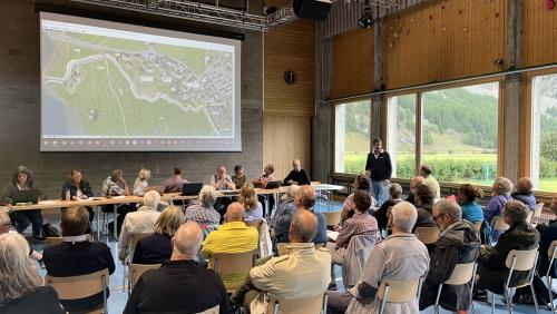 Die Ausführungen rund um die Ova da Schinellas stiessen auf reges Interesse.		Foto: Andrea Gutgsell