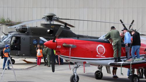 An verschiedenen Stationen, vom Segelflieger bis zum PC-7, erfahren die am JULA teilnehmenden Jugendlichen vieles über die Fliegerei. Foto: Stefanie Wick