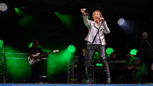 Nicht mehr ganz so wild unterwegs wie in jungen Jahren, aber ein Bühnentiger ist Gianna Nannini noch allemal. Das bewies sie am Konzert im Kulmpark, wo sie sofort den Draht zum Publikum fand.            Foto: fotoswiss.com/Giancarlo Cattaneo