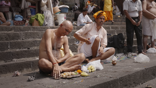 Badende am Wassertank in Mumbai. Filmstill aus «The Sense of Tuning». Foto: Bêka & Lemoine