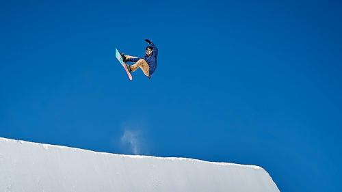 Ursina Haller, stilistisch perfekt in der alten Halfpipe am Corvatsch. Foto: Roman Pulvermüller