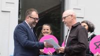 Petitionsübergabe an Regierungsrat Peter Peyer durch Co-Präsident Gienus Mensing. Foto: Physioswiss KV Graubünden