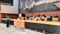 Ein Teil der dritten Klassen bei der Debatte im Südtiroler Landtag Foto: Academia Engiadina