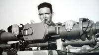 S-chanf, 1942: Franz, der Vater der Autorin, an einem Telemeter. Als Korporal einer Fliegerabwehrtruppe leistete er während des Zweiten Weltkriegs wiederholt Militärdienst im Oberengadin. Foto: z. Vfg.