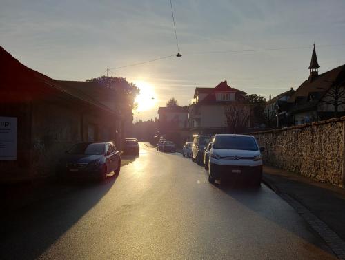 Die Rue d'Evole im sanften Abendlicht. Foto: Bettina Gugger